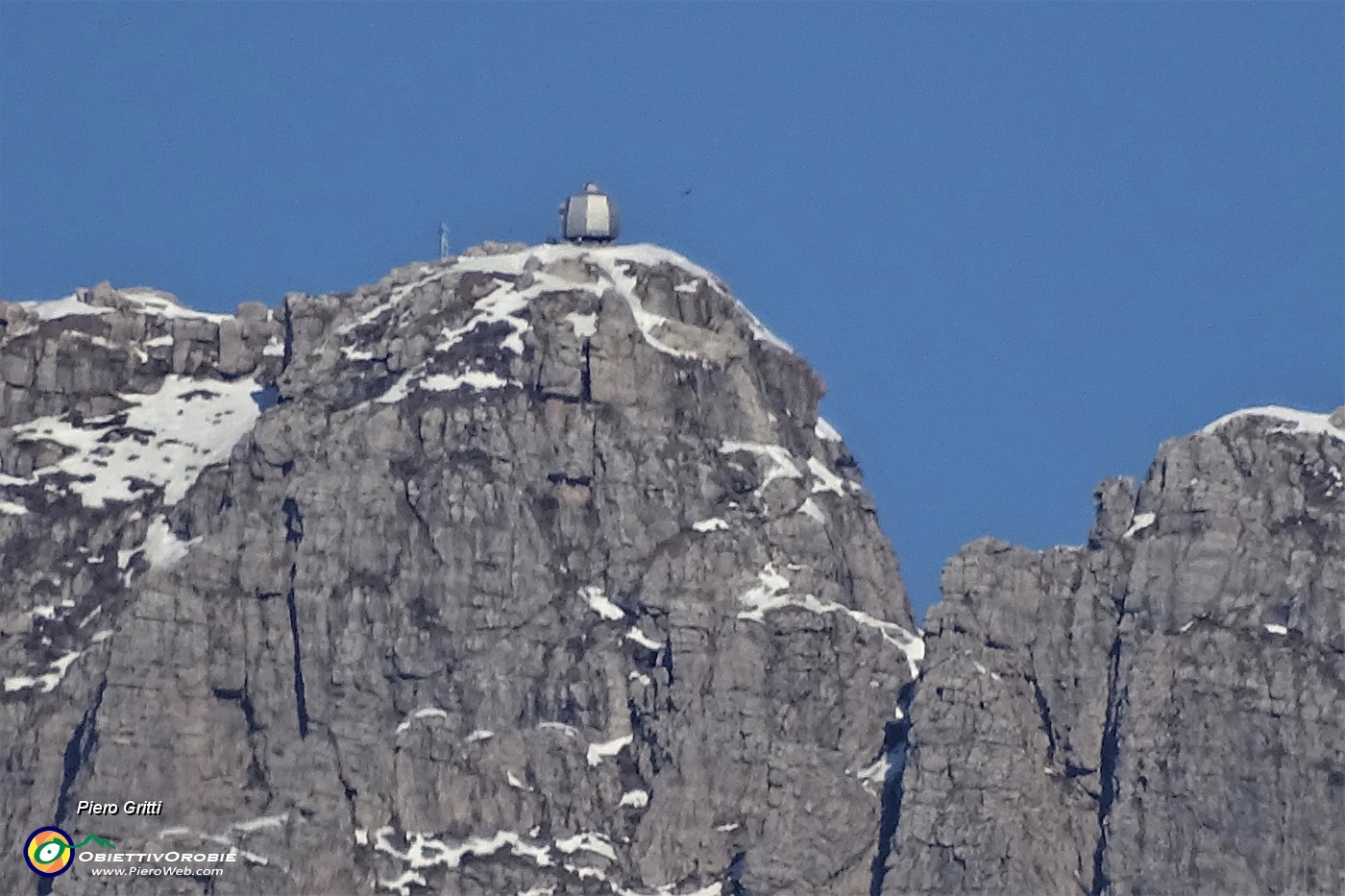 32 Maxi zoom sulla Cima della Grignetta con visibili il Bivacco Ferrario e la croce.JPG